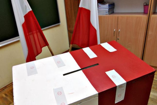 Gdyby wybory parlamentarne odbyły się w drugiej połowie grudnia, to na PO zagłosowałoby 33 proc. wyborców. Z kolei PiS wybrałoby 29 proc. Polaków - wynika z najnowszego sondażu Wirtualnej Polski, zrealizowanego przez Homo Homini.