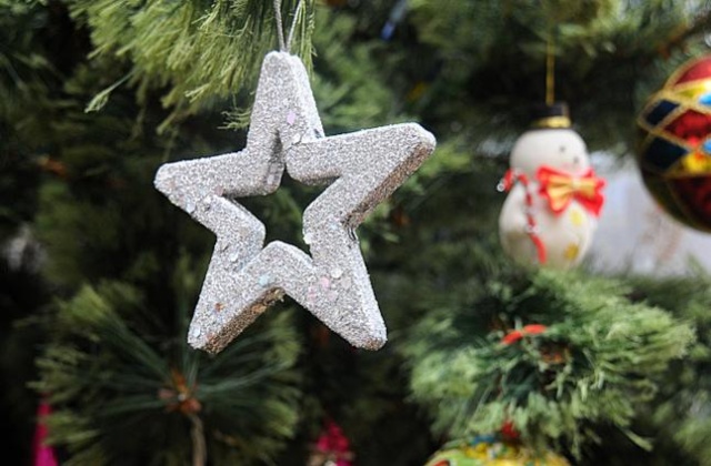 Tłok w sklepach, korki na parkingach i pękające w szwach galerie handlowe. Szczecinianie robią zakupy na święta, a właściciele sklepów zacierają ręce. Tuż przed wigilią wypada weekend handlowy. Większość dużych marketów wydłużyła godziny pracy. Aż do wigilii będą otwarte do godz. 22.