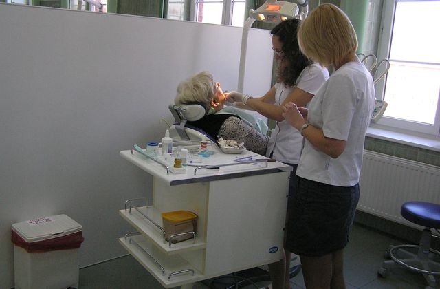 Polaków opanowała dentofobia - alarmuję specjaliści. Według danych jednego z fachowych portali, które cytuje Rzeczpospolita, Polacy boją się dentystów i ich gabinety odwiedzają najrzadziej jak mogą.