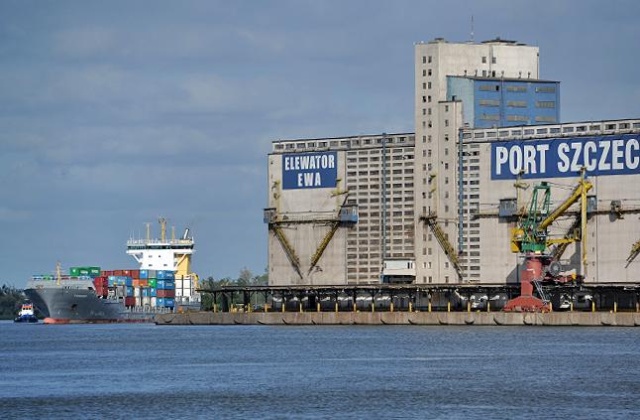 Pomimo świąt w portach w Świnoujściu i Szczecinie spory ruch - do nabrzeży przycumuje około dwudziestu zagranicznych statków.