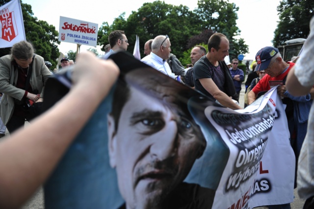 Nie dajmy się zdmuchnąć - protest pod takim hasłem rozpoczęli w poniedziałek w Szczecinie związkowcy z "Solidarności" wraz z Platformą Oburzonych. Fot. Łukasz Szełemej [Radio Szczecin] Zaczęło się. Związkowcy są już na Wałach [NOWE, ZDJĘCIA, WIDEO]