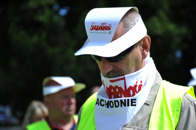 Nie dajmy się zdmuchnąć - protest pod takim hasłem rozpoczęli w poniedziałek w Szczecinie związkowcy z "Solidarności" wraz z Platformą Oburzonych. Fot. Łukasz Szełemej [Radio Szczecin] Zaczęło się. Związkowcy są już na Wałach [NOWE, ZDJĘCIA, WIDEO]