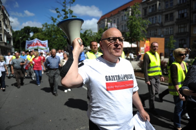 Nie dajmy się zdmuchnąć - protest pod takim hasłem rozpoczęli w poniedziałek w Szczecinie związkowcy z "Solidarności" wraz z Platformą Oburzonych. Fot. Łukasz Szełemej [Radio Szczecin] Zaczęło się. Związkowcy są już na Wałach [NOWE, ZDJĘCIA, WIDEO]