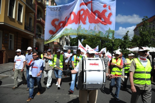 Nie dajmy się zdmuchnąć - protest pod takim hasłem rozpoczęli w poniedziałek w Szczecinie związkowcy z "Solidarności" wraz z Platformą Oburzonych. Fot. Łukasz Szełemej [Radio Szczecin] Zaczęło się. Związkowcy są już na Wałach [NOWE, ZDJĘCIA, WIDEO]