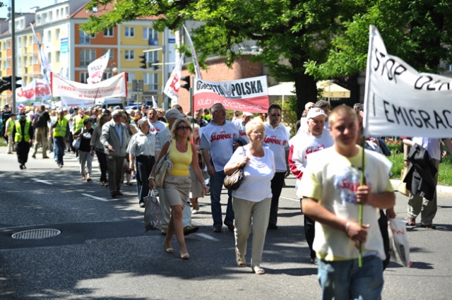 Nie dajmy się zdmuchnąć - protest pod takim hasłem rozpoczęli w poniedziałek w Szczecinie związkowcy z "Solidarności" wraz z Platformą Oburzonych. Fot. Łukasz Szełemej [Radio Szczecin] Zaczęło się. Związkowcy są już na Wałach [NOWE, ZDJĘCIA, WIDEO]