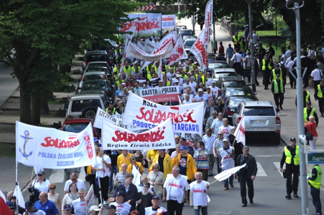 Nie dajmy się zdmuchnąć - protest pod takim hasłem rozpoczęli w poniedziałek w Szczecinie związkowcy z "Solidarności" wraz z Platformą Oburzonych. Fot. Łukasz Szełemej [Radio Szczecin] Zaczęło się. Związkowcy są już na Wałach [NOWE, ZDJĘCIA, WIDEO]