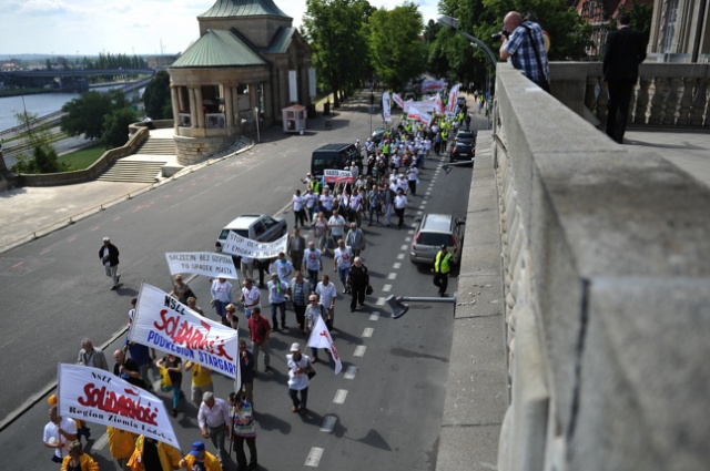 Nie dajmy się zdmuchnąć - protest pod takim hasłem rozpoczęli w poniedziałek w Szczecinie związkowcy z "Solidarności" wraz z Platformą Oburzonych. Fot. Łukasz Szełemej [Radio Szczecin] Zaczęło się. Związkowcy są już na Wałach [NOWE, ZDJĘCIA, WIDEO]