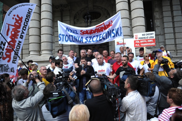 Nie dajmy się zdmuchnąć - protest pod takim hasłem rozpoczęli w poniedziałek w Szczecinie związkowcy z "Solidarności" wraz z Platformą Oburzonych. Fot. Łukasz Szełemej [Radio Szczecin] Zaczęło się. Związkowcy są już na Wałach [NOWE, ZDJĘCIA, WIDEO]