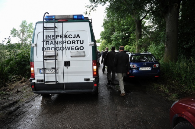 Kolejny dzień protestu przeciwko fermie norek w Przelewicach. Fot. Łukasz Szełemej [Radio Szczecin] Pilnowali dojazdu do fermy. Teraz negocjują [ZDJĘCIA]