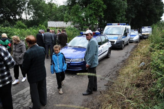 Kolejny dzień protestu przeciwko fermie norek w Przelewicach. Fot. Łukasz Szełemej [Radio Szczecin] Pilnowali dojazdu do fermy. Teraz negocjują [ZDJĘCIA]