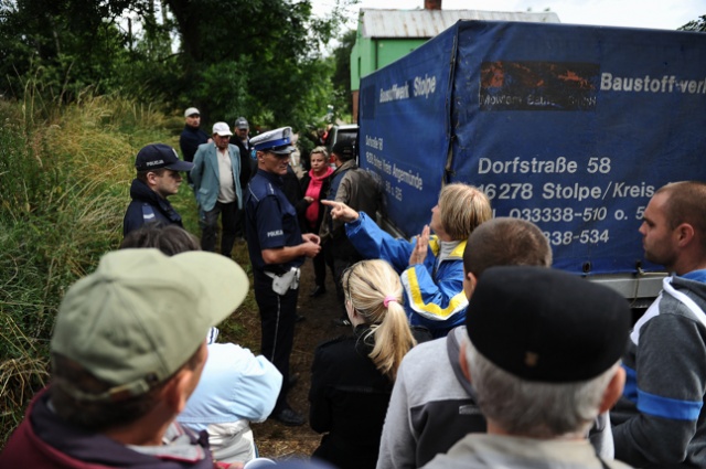 Kolejny dzień protestu przeciwko fermie norek w Przelewicach. Fot. Łukasz Szełemej [Radio Szczecin] Pilnowali dojazdu do fermy. Teraz negocjują [ZDJĘCIA]