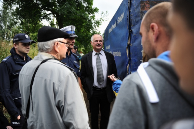 Kolejny dzień protestu przeciwko fermie norek w Przelewicach. Fot. Łukasz Szełemej [Radio Szczecin] Pilnowali dojazdu do fermy. Teraz negocjują [ZDJĘCIA]