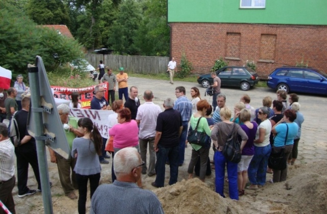 Kolejny dzień protestu przeciwko fermie norek w Przelewicach. Fot. Stowarzyszenie "Wspólna Sprawa" Pilnowali dojazdu do fermy. Teraz negocjują [ZDJĘCIA]