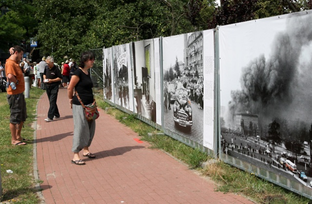 Pierwsza wystawa powstającego w Szczecinie Muzeum Przełomów otwarta. Fot. Łukasz Szełemej [Radio Szczecin] "Obrazy pamięci" na placu budowy, czyli pierwsza wystawa [ZDJĘCIA]