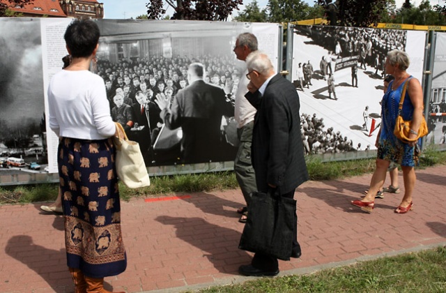 Pierwsza wystawa powstającego w Szczecinie Muzeum Przełomów otwarta. Fot. Łukasz Szełemej [Radio Szczecin] "Obrazy pamięci" na placu budowy, czyli pierwsza wystawa [ZDJĘCIA]