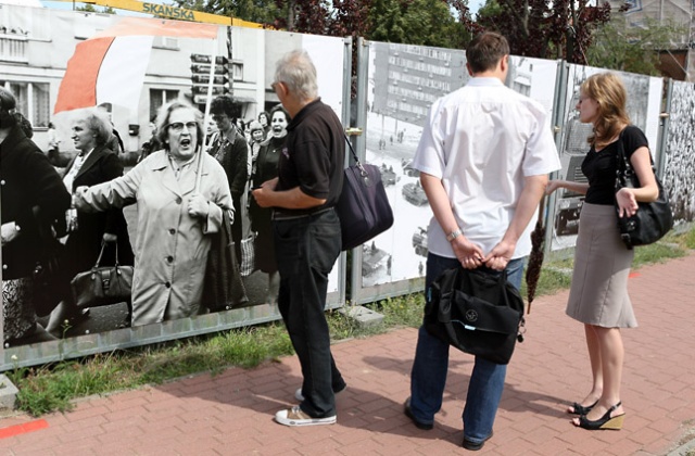 Pierwsza wystawa powstającego w Szczecinie Muzeum Przełomów otwarta. Fot. Łukasz Szełemej [Radio Szczecin] "Obrazy pamięci" na placu budowy, czyli pierwsza wystawa [ZDJĘCIA]