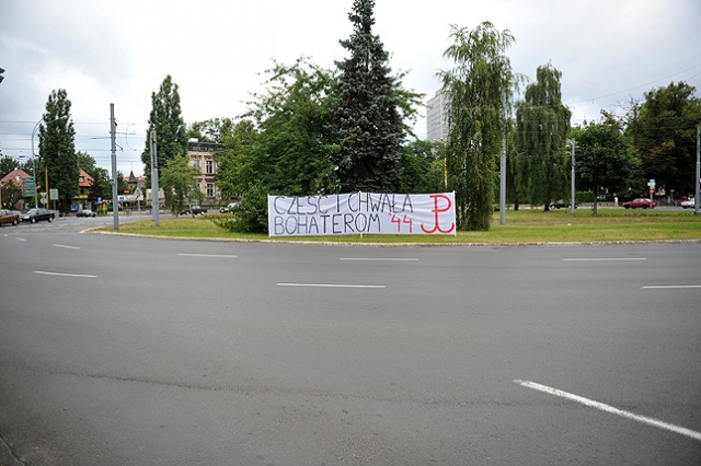 Transparenty przygotowały lokalne środowiska patriotyczne, a przede wszystkim młodzi kibice Pogoni z Przecławia. Fot. Łukasz Szełemej [Radio Szczecin] Wielkie transparenty w hołdzie powstańcom [NOWE, ZDJĘCIA]