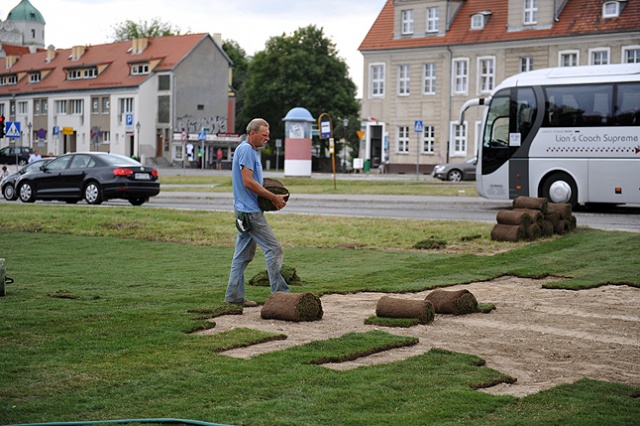Miasto rozwija trawę z rolki w miejscu, gdzie stał Maszt Maciejewicza. Fot. Łukasz Szełemej [Radio Szczecin] Nie ma trawy? To trzeba rozłożyć [ZDJĘCIA]
