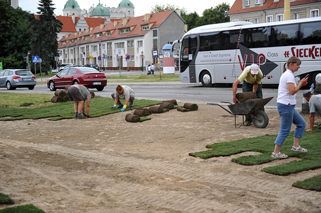 Miasto rozwija trawę z rolki w miejscu, gdzie stał Maszt Maciejewicza. Fot. Łukasz Szełemej [Radio Szczecin] Nie ma trawy? To trzeba rozłożyć [ZDJĘCIA]