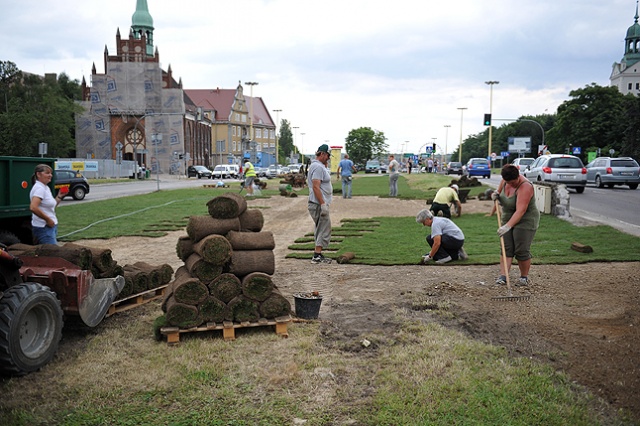 Miasto rozwija trawę z rolki w miejscu, gdzie stał Maszt Maciejewicza. Fot. Łukasz Szełemej [Radio Szczecin] Nie ma trawy? To trzeba rozłożyć [ZDJĘCIA]