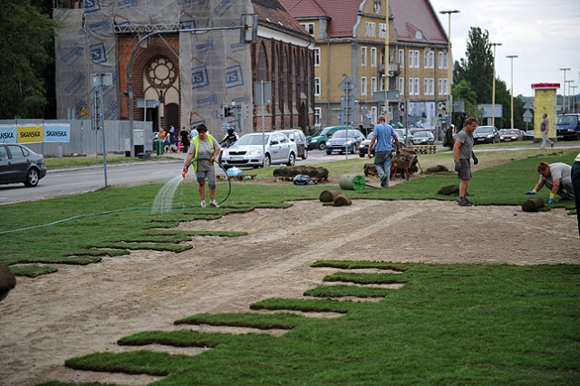 Miasto rozwija trawę z rolki w miejscu, gdzie stał Maszt Maciejewicza. Fot. Łukasz Szełemej [Radio Szczecin] Nie ma trawy? To trzeba rozłożyć [ZDJĘCIA]