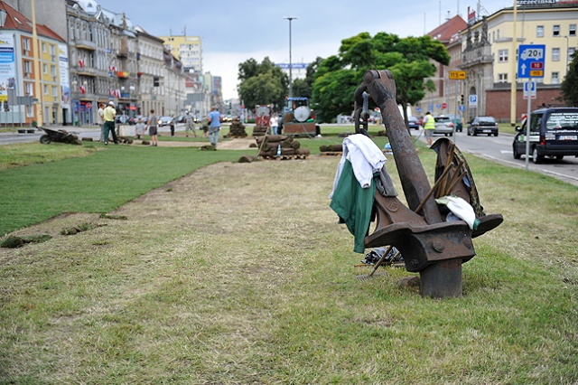 Miasto rozwija trawę z rolki w miejscu, gdzie stał Maszt Maciejewicza. Fot. Łukasz Szełemej [Radio Szczecin] Nie ma trawy? To trzeba rozłożyć [ZDJĘCIA]