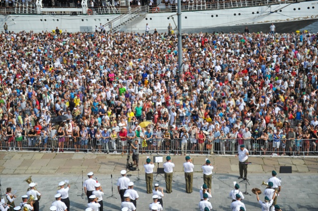 "Sailing" na tysiąc gardeł zabrzmiało na szczecińskich Wałach Chrobrego. Fot. Łukasz Szełemej [Radio Szczecin] Sailing z Radiem Szczecin zabrzmiało na Wałach [ZDJĘCIA, WIDEO, KLIP]