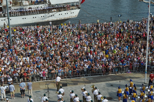 "Sailing" na tysiąc gardeł zabrzmiało na szczecińskich Wałach Chrobrego. Fot. Łukasz Szełemej [Radio Szczecin] Sailing z Radiem Szczecin zabrzmiało na Wałach [ZDJĘCIA, WIDEO, KLIP]