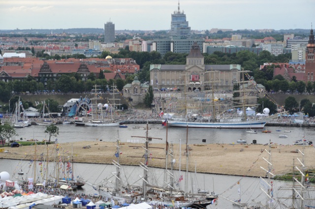 Trasa Zamkowa, Wały Chrobrego i przede wszystkim wielkie żaglowce, a to wszystko z wysokości dwustu metrów. Fot. Łukasz Szełemej [Radio Szczecin] Co dzieje się na finale? Fotorelacja z helikoptera [DUŻO ZDJĘĆ, WIDEO]