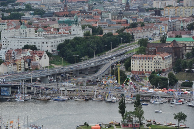 Trasa Zamkowa, Wały Chrobrego i przede wszystkim wielkie żaglowce, a to wszystko z wysokości dwustu metrów. Fot. Łukasz Szełemej [Radio Szczecin] Co dzieje się na finale? Fotorelacja z helikoptera [DUŻO ZDJĘĆ, WIDEO]