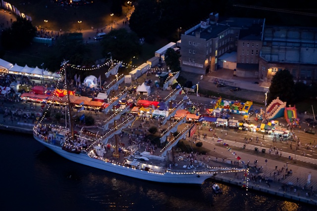 Niedzielny wieczór na The Tall Ships Races z pokładu helikoptera. Fot. Andrzej Kutys [Radio Szczecin] Nocna fotorelacja z radiocoptera [ZDJĘCIA, WIDEO]