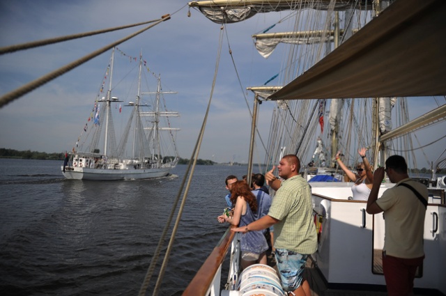 Żaglowce, które ścigały się w regatach The Tall Ships Races, opuściły Szczecin. Fot. Łukasz Szełemej [Radio Szczecin] Finał finału. Szczecin pożegnał flotyllę TTSR [NOWE, ZDJĘCIA, WIDEO, RELACJE]