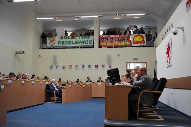 Protestujący sprzeciwiają się otwieraniu kolejnych ferm w Zachodniopomorskiem. Fot. Łukasz Szełemej [Radio Szczecin] Nie chcą hodowli norek w okolicy. Przyszli na obrady sejmiku [NOWE, ZDJĘCIA]