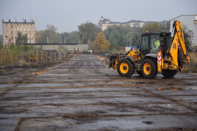 Most pontonowy, którym ciężarówki będą wozić piach i beton jest już prawie gotowy. Fot. Łukasz Szełemej [Radio Szczecin] Most prawie gotowy. Budowa fabryki może ruszyć [ZDJĘCIA]