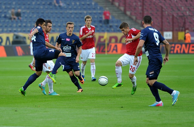 Pogoń Szczecin przegrała w poniedziałek w Krakowie z Wisłą 1:2 w 21. kolejce piłkarskiej ekstraklasy. Fot. Łukasz Szełemej [Radio Szczecin/Archiwum] Nieudany pościg Pogoni. Porażka w Krakowie [WIDEO, ZDJĘCIA, RELACJA]