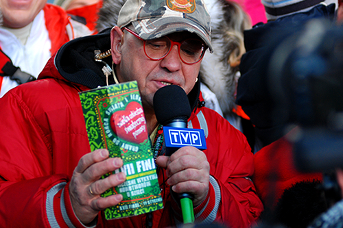 Jerzy Owsiak tłumaczy się ze słów na temat eutanazji, które wypowiedział dla jednego z portali. Po krytyce, jaką wywołała jego wypowiedź, organizator Wielkiej Orkiestry Świątecznej Pomocy wycofuje się z niej i wyjaśnia, że został źle zrozumiany.