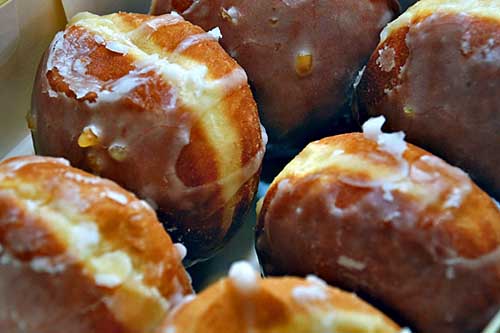 Firmy, które zafundowały pracownikom paczki w tłusty czwartek będą musiały odprowadzić podatek od pączka.