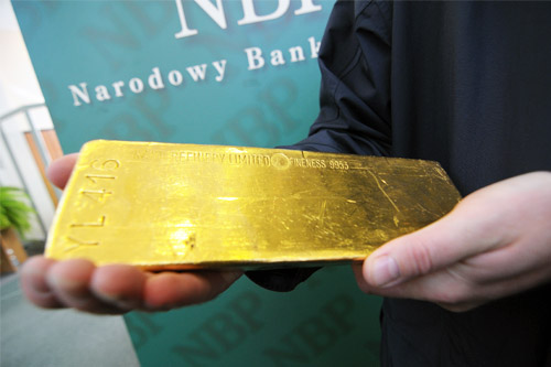 Po ponad 12 latach hossy na rynku złota, kruszec zaczął tanieć - informuje portal Newseria. Od początku tego roku cena złota spadła o ponad 100 dolarów za uncję.