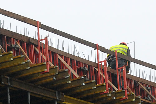 Główny Urząd Statystyczny ocenia, że w pierwszym kwartale utrzymuje się spowolnienie gospodarcze, trwające od końca ubiegłego roku.