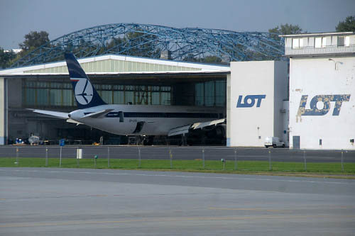 Okęcie największym lotniskiem w nowych krajach Unii Europejskiej. Warszawski port lotniczy w pierwszej połowie roku odprawił 5 milionów pasażerów. To o 140 tysięcy więcej niż lotnisko w Pradze, które do tej pory było liderem.