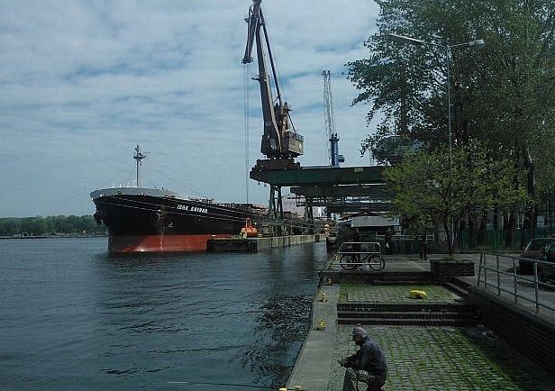 Najważniejszy element terminalu kontenerowego, który powstaje w Porcie Handlowym Świnoujście, dotarł na miejsce. Kupiona w Hamburgu używana suwnica będzie gotowa do pracy za dwa miesiące. Teraz trwa jej dopasowanie do innych urządzeń.