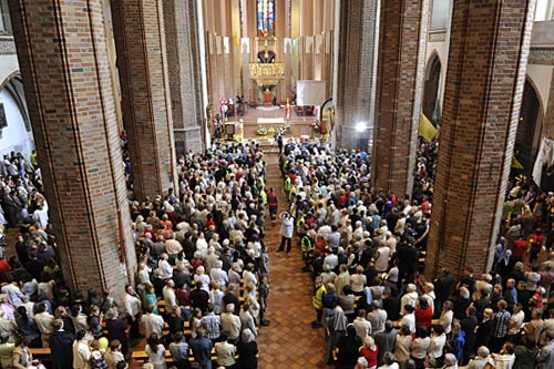 Coraz więcej Niemców wypisuje się formalnie z Kościoła. Według mediów, powodem fali odejść jest skandal związany z biskupem Limburga. Franz Peter Tebartz-van Elst naraził się wiernym swoim zamiłowaniem do luksusu i budową rezydencji za ok. 30 mln euro.