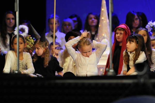 Najpiękniejsze polskie kolędy i pastorałki w wykonaniu dzieci i młodzieży zabrzmiały w hali szczecińskiej Opery na Zamku. Tak się kolęduje. Dzieci zaśpiewały świątecznie [ZDJĘCIA]