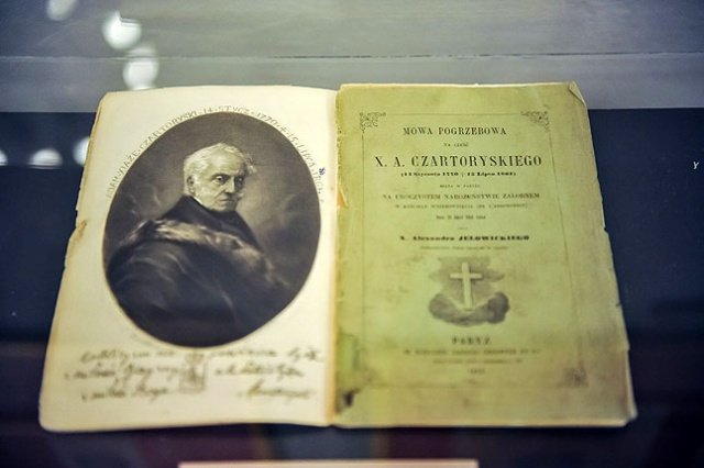 Blisko sto osób obejrzało wystawę "Symbole Pamięci. Powstanie Styczniowe 1863 r." w szczecińskim Zamku Książąt Pomorskich. Fot. Łukasz Szełemej [Radio Szczecin] Narodowy zryw na wystawie w Zamku [WIDEO, ZDJĘCIA]