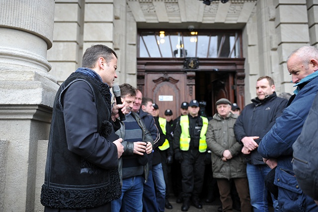 Przed Zachodniopomorskim Urzędem Wojewódzkim w Szczecinie pikietowało kilkadziesiąt osób. Rolnicy czekają na wojewodę. Fot. Łukasz Szełemej [Radio Szczecin] Koniec rolniczego protestu! [NOWE, ZDJĘCIA, WIDEO]