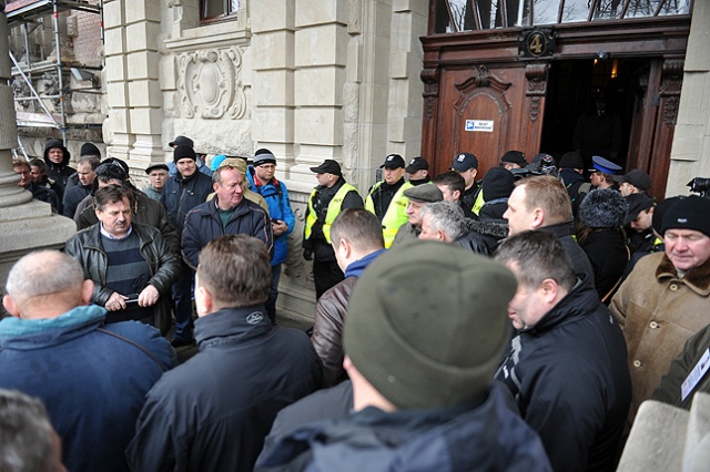 Przed Zachodniopomorskim Urzędem Wojewódzkim w Szczecinie pikietowało kilkadziesiąt osób. Rolnicy czekają na wojewodę. Fot. Łukasz Szełemej [Radio Szczecin] Koniec rolniczego protestu! [NOWE, ZDJĘCIA, WIDEO]