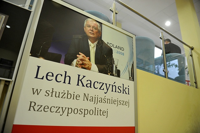 Wystawę 15 tablic dokumentujących życie prezydenta Lecha Kaczyńskiego otwarto dziś w Szczecinie. "Wystawa przybliża prawdziwego prezydenta" [ZDJĘCIA]