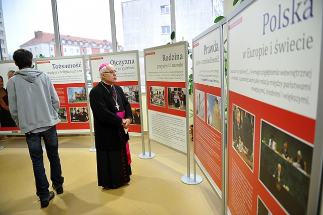 Wystawę 15 tablic dokumentujących życie prezydenta Lecha Kaczyńskiego otwarto dziś w Szczecinie. "Wystawa przybliża prawdziwego prezydenta" [ZDJĘCIA]