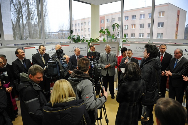 Wystawę 15 tablic dokumentujących życie prezydenta Lecha Kaczyńskiego otwarto dziś w Szczecinie. "Wystawa przybliża prawdziwego prezydenta" [ZDJĘCIA]