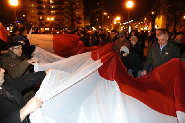 Podczas pochodu rozwinięto najdłuższą flagę Polski, ma ona ponad kilometr długości. Fot. Łukasz Szełemej [Radio Szczecin] Najdłuższa flaga w Polsce w hołdzie Żołnierzom Wyklętym [ZDJĘCIA, WIDEO]